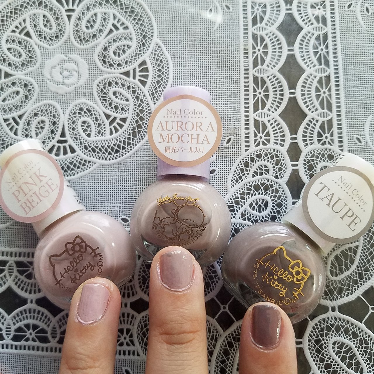 左から16番 PINK BEIGE、37番 AURORA MOCHA、18番 TAUPE