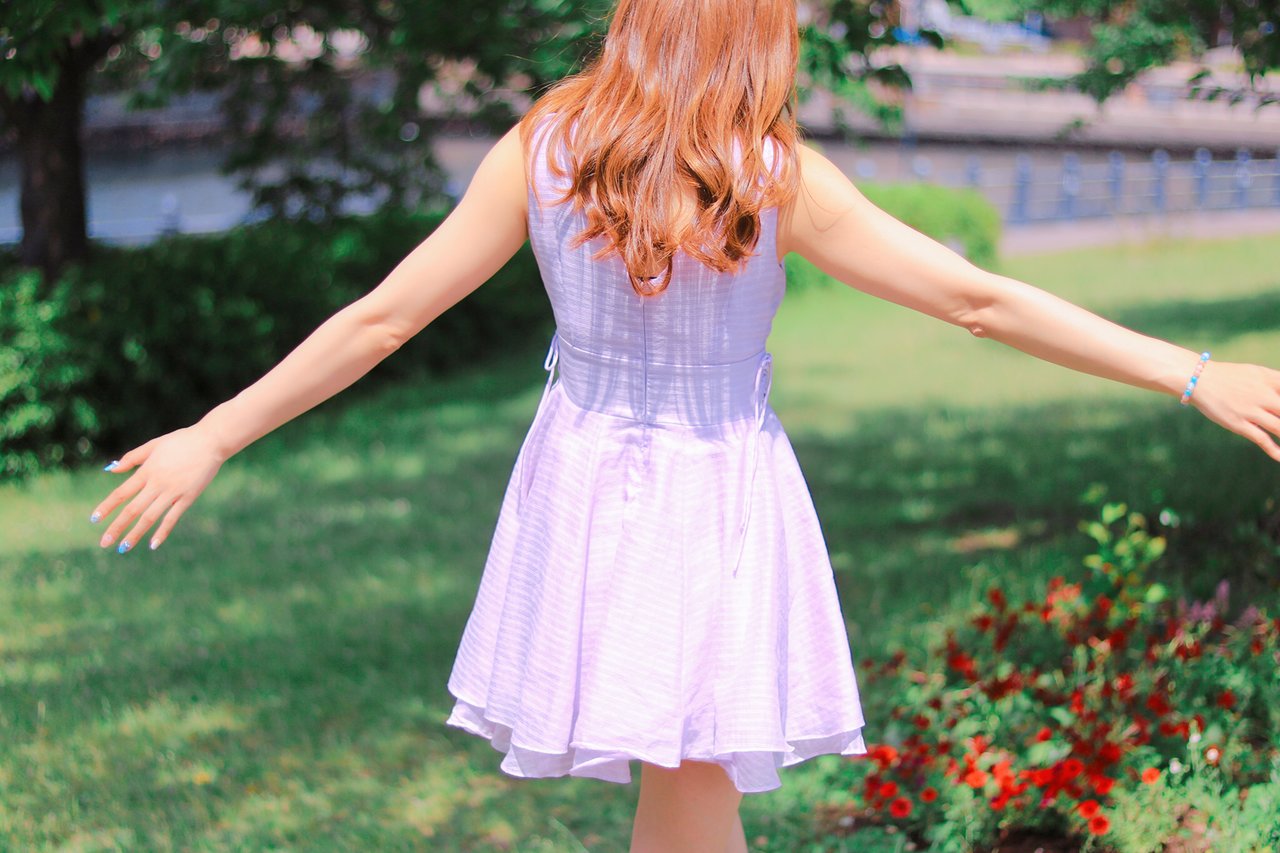 フリー　女の子　白肌