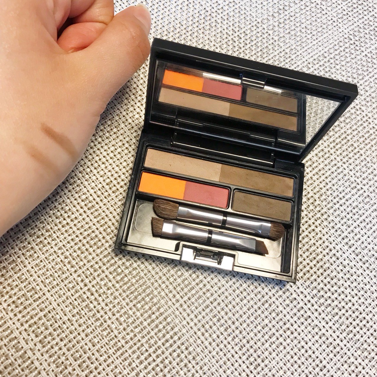 アイブロウパウダー　イプサ　色味