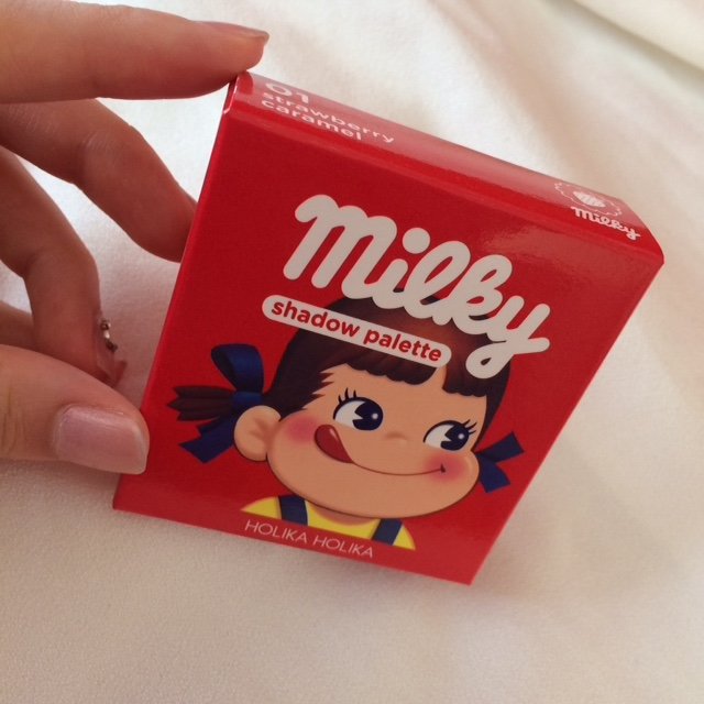 《HOLIKA HOLIKA(ホリカホリカ)》韓国コスメ　ペコちゃん アイシャドウ パレット 01イチゴキャラメルのパッケージ