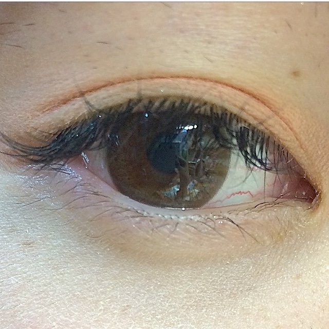 アイメイク手順1　HOLIKA HOLIKA(ホリカホリカ）ペコちゃん アイシャドウ パレット 01イチゴキャラメル