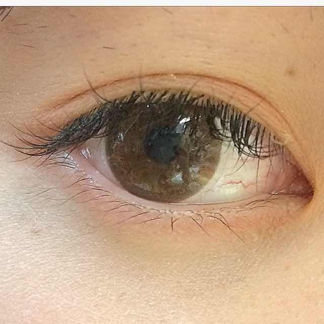 アイメイク手順２　HOLIKA HOLIKA(ホリカホリカ）ペコちゃん アイシャドウ パレット 01イチゴキャラメル