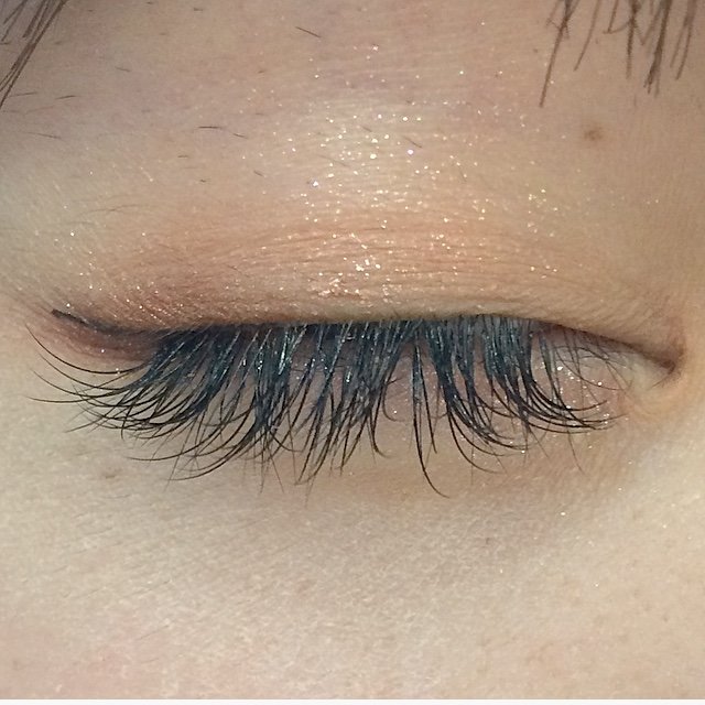 アイメイク　HOLIKA HOLIKA(ホリカホリカ）ペコちゃん アイシャドウ パレット 01イチゴキャラメル　目を閉じた時の仕上がり