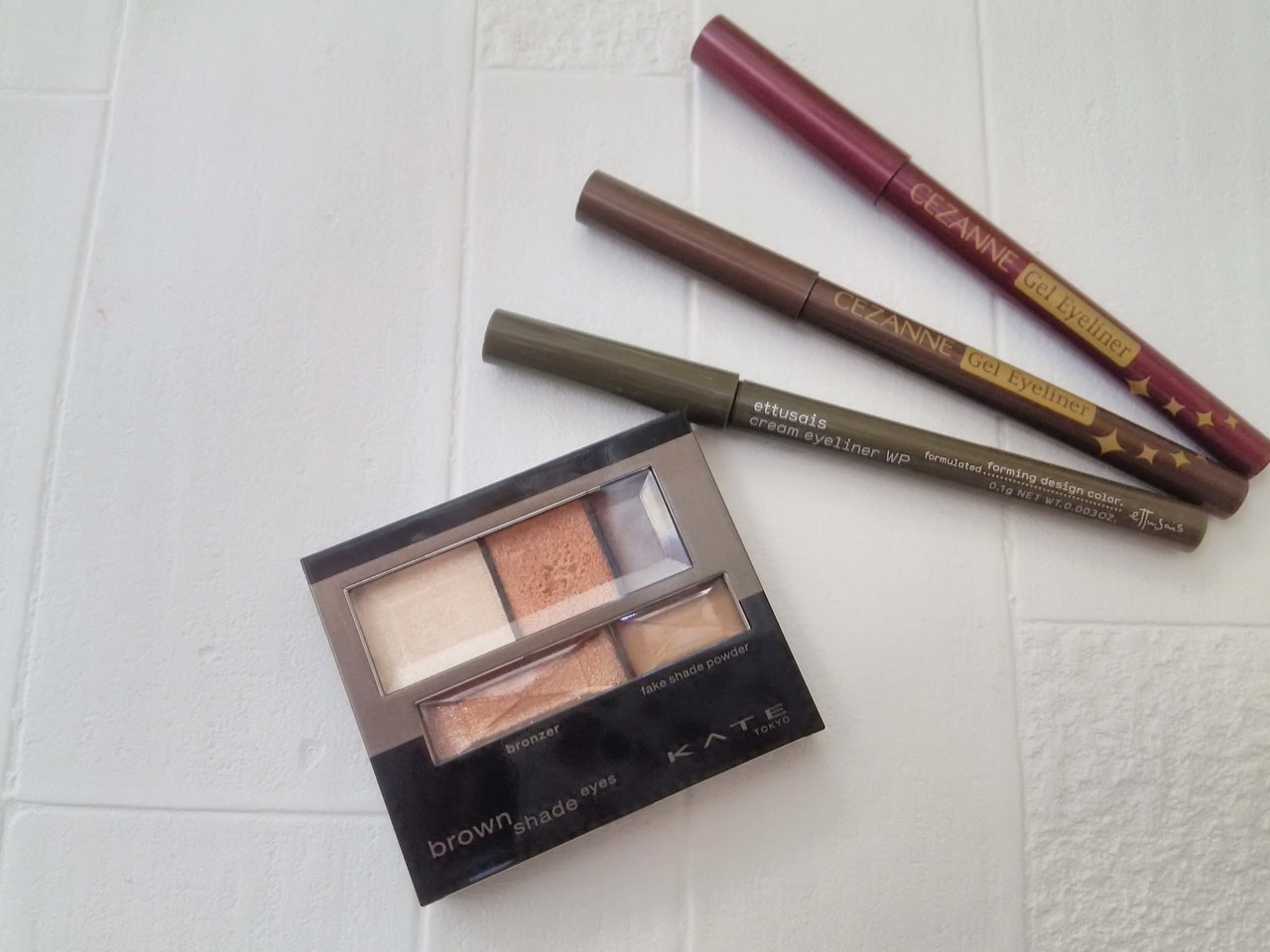 プチプラカラーアイライナーとブラウンアイシャドウ