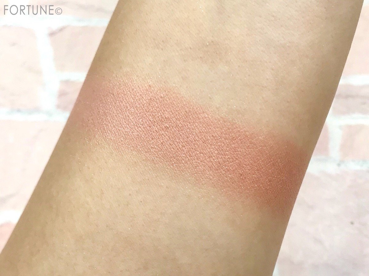 ルナソル　The Beige「カラーリングシアーチークス」EX04 Natural Beige　スウォッチ