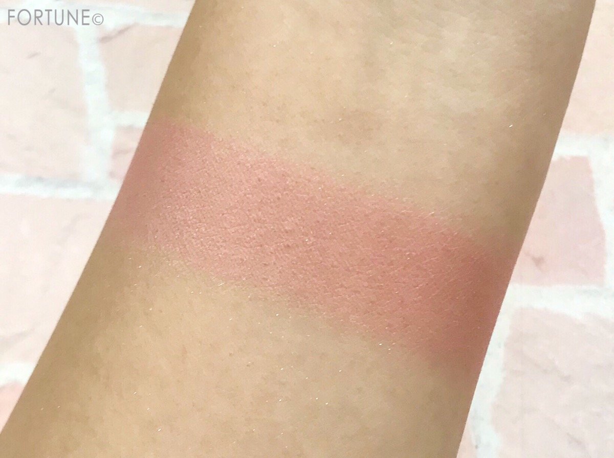 ルナソル　The Beige「カラーリングシアーチークス」EX05 Pink Beige　スウォッチ