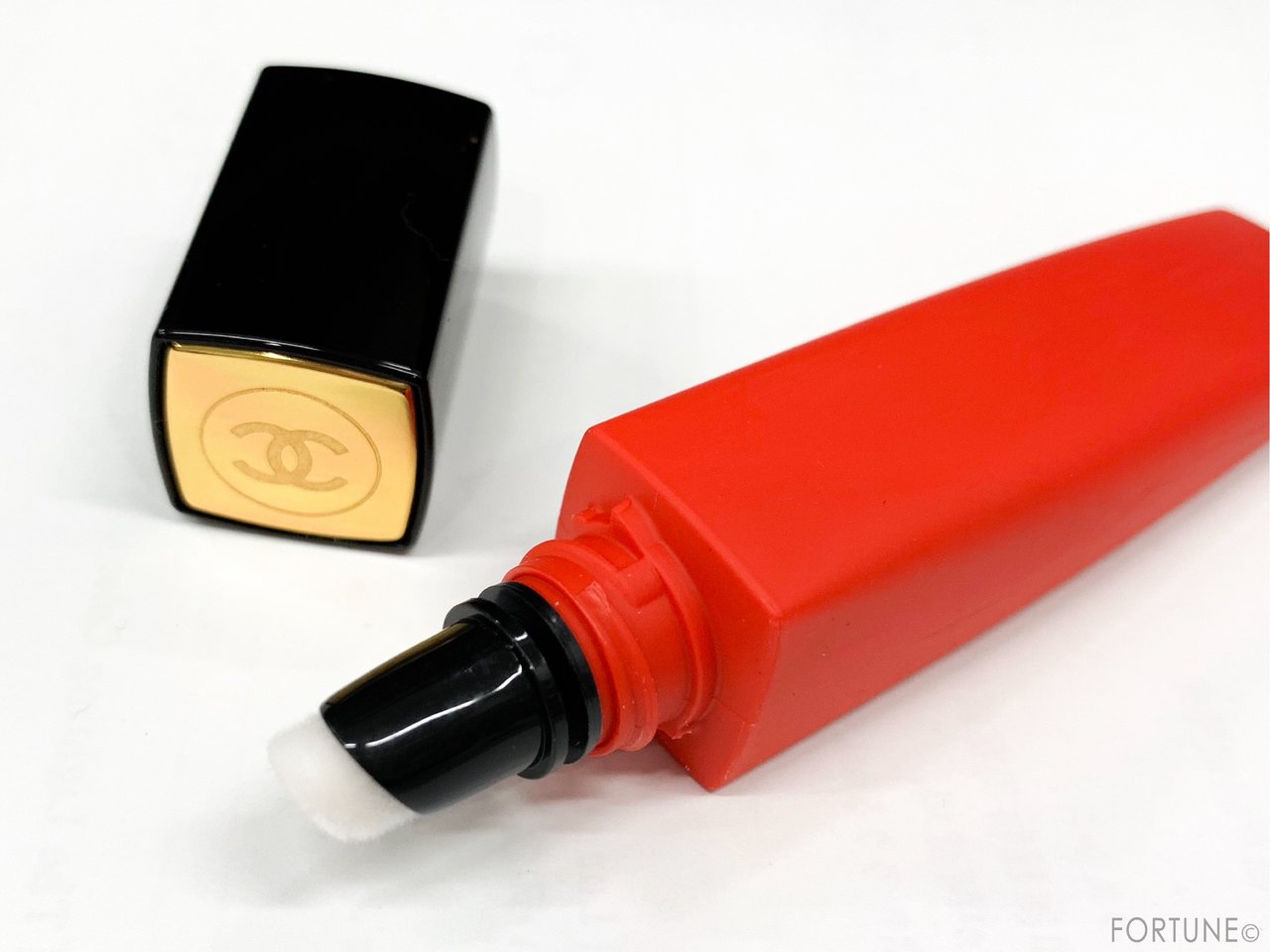 シャネル ルージュ アリュール リクィッド パウダー《962 エレクトリック ブロッサム》