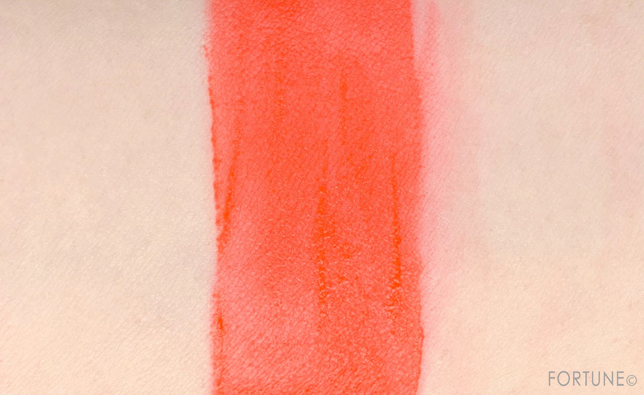 シャネル ルージュ アリュール リクィッド パウダー《962 エレクトリック ブロッサム》スウォッチ