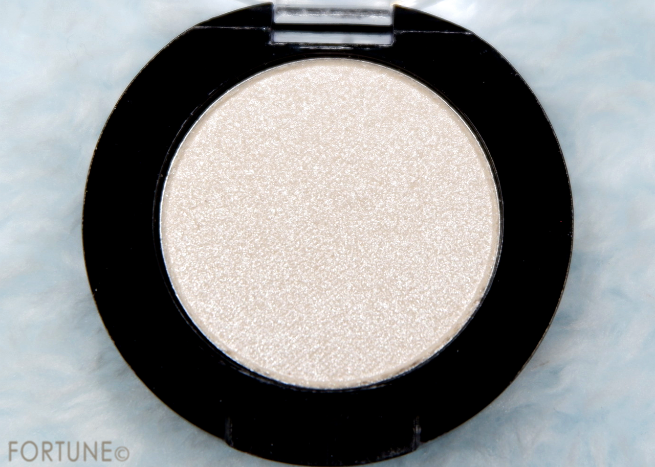 100均コスメ　AT ジュエリーアイシャドウ 04 ホワイト　色味