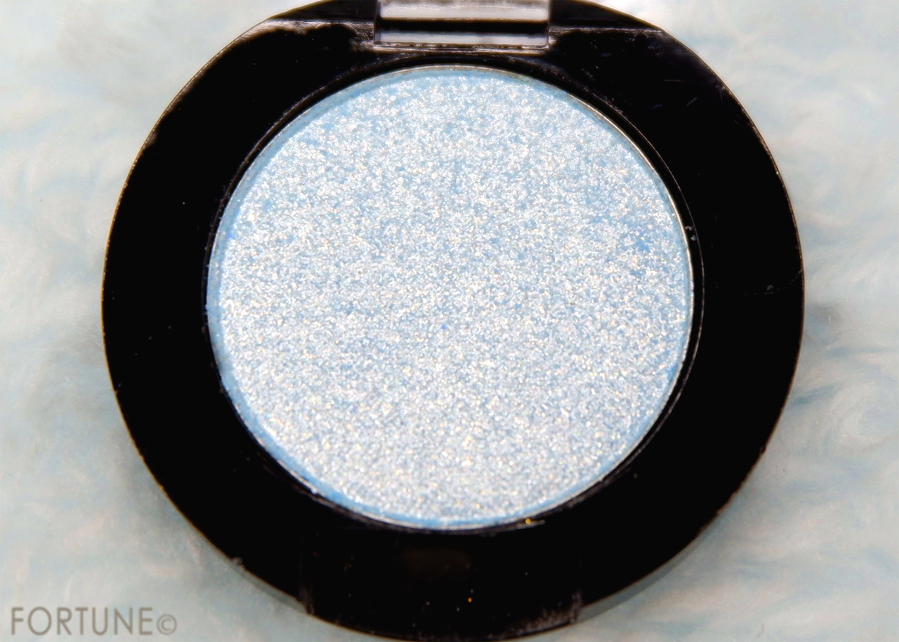 100均コスメ　AT ジュエリーアイシャドウ 06 ライトブルー　色味