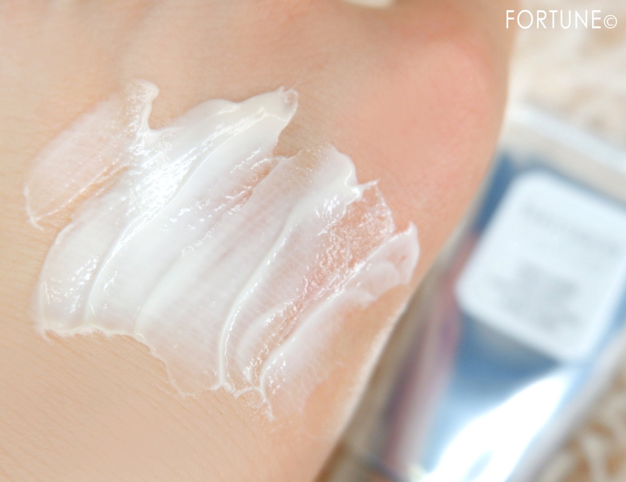 バレンタインにおすすめの香り付コスメ♪「人類モテ」のローラメルシエ「ハンドクリーム アンバーバニラ」