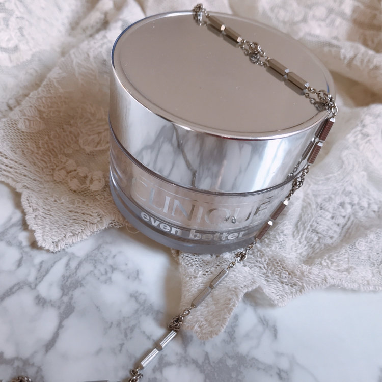 乾燥　皮脂　崩れ　30代　40代　メイク　ルースパウダー　ファンデ　テカり　クリニーク　CLINIQUE　イーブンベターブライトニングルースパウダーC