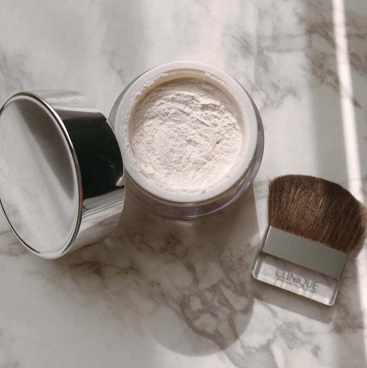 乾燥　皮脂　崩れ　30代　40代　メイク　ルースパウダー　ファンデ　テカり　クリニーク　CLINIQUE　イーブンベターブライトニングルースパウダーC