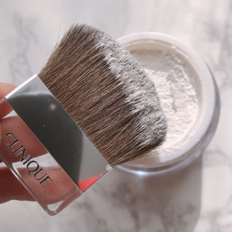 乾燥　皮脂　崩れ　30代　40代　メイク　ルースパウダー　ファンデ　テカり　クリニーク　CLINIQUE　イーブンベターブライトニングルースパウダーC