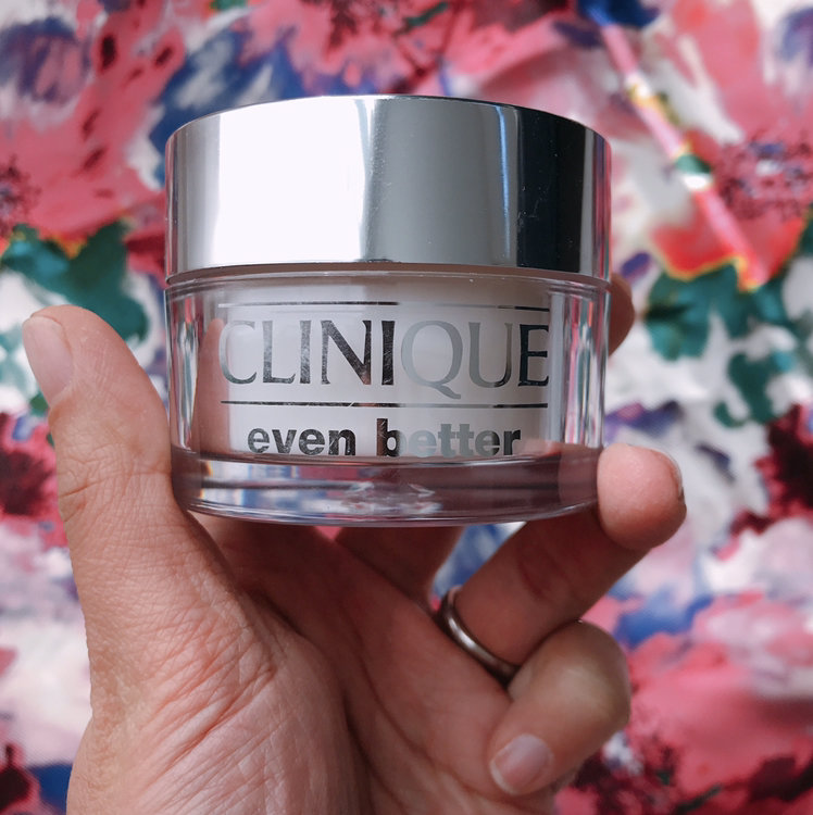 乾燥　皮脂　崩れ　30代　40代　メイク　ルースパウダー　ファンデ　テカり　クリニーク　CLINIQUE　イーブンベターブライトニングルースパウダーC