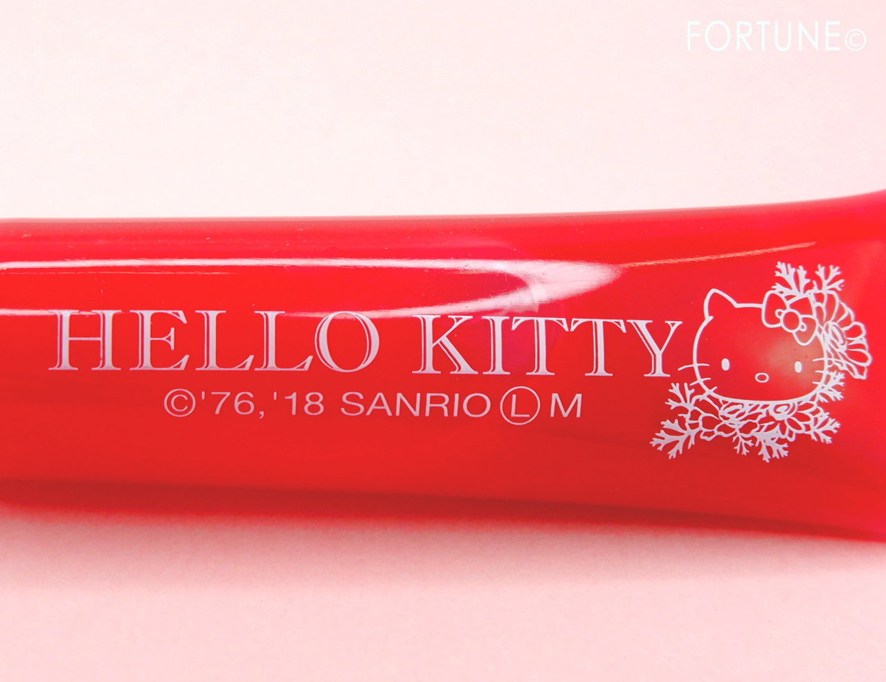 ダイソー×キティコラボ「リップグロスT」ロゴ