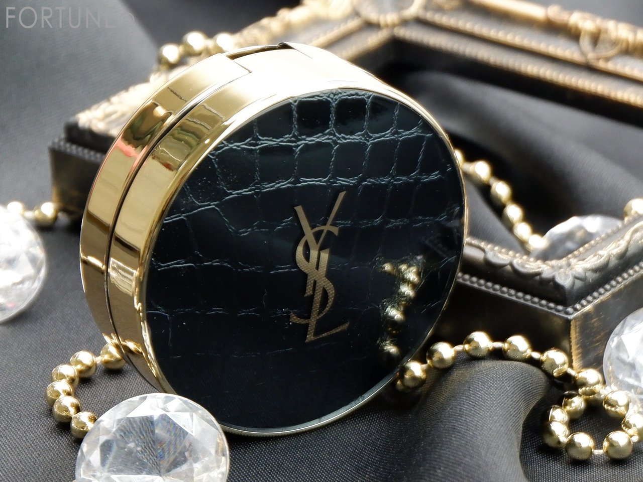 YSL「アンクル ド ポー ルクッション」