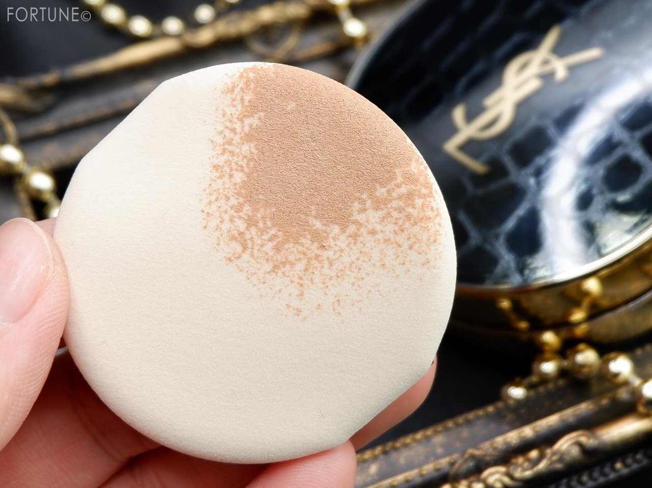 YSL「アンクル ド ポー ルクッション」