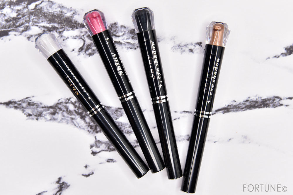 画像：《100均コスメ》ダイソー「シャイニーアイシャドウ」