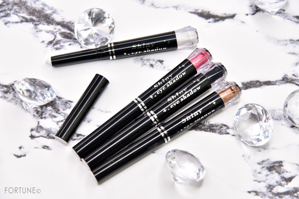 画像：《100均コスメ》ダイソー「シャイニーアイシャドウ」