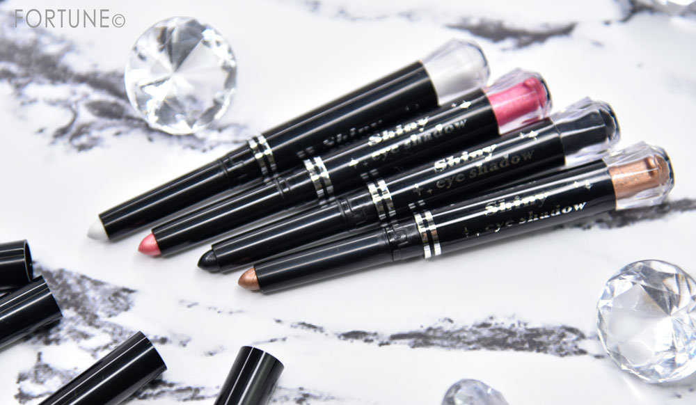 画像：《100均コスメ》ダイソー「シャイニーアイシャドウ」