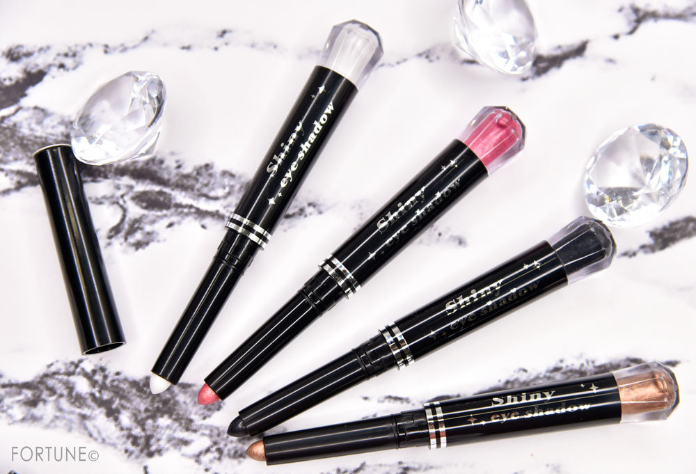 画像：《100均コスメ》ダイソー「シャイニーアイシャドウ」