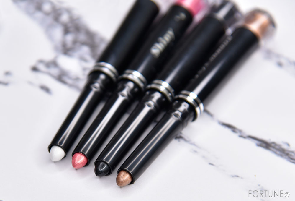 画像：《100均コスメ》ダイソー「シャイニーアイシャドウ」