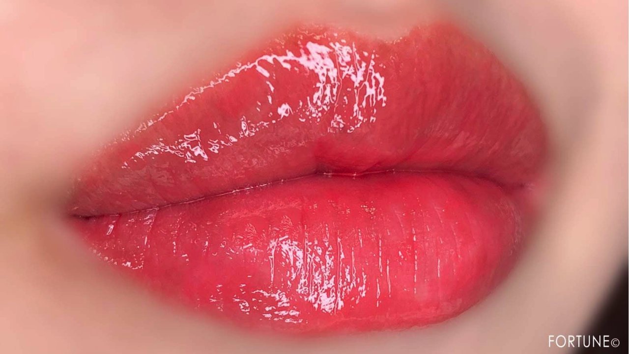 画像：WHOMEE（フーミー）2019夏新作コスメ ／ムネキュン リップグロス ズキュンレッド