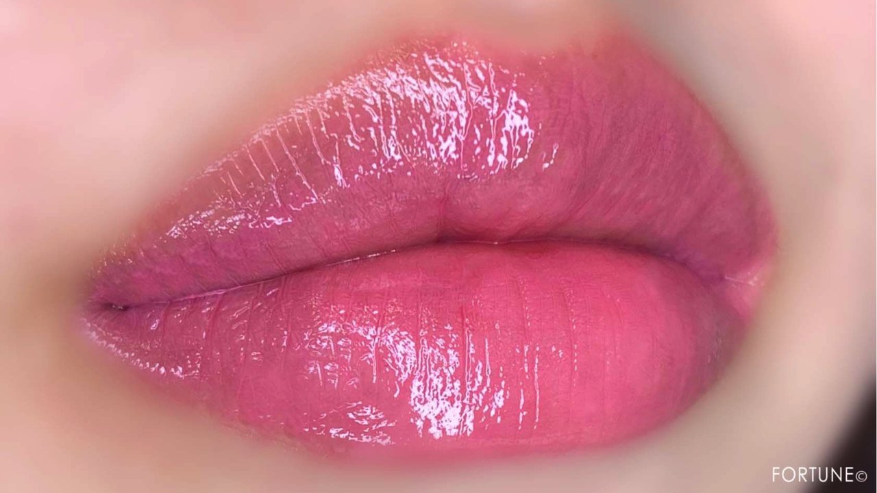 画像：WHOMEE（フーミー）2019夏新作コスメ ／ムネキュン リップグロス キュンピンク