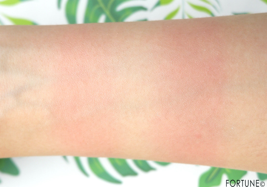 画像：レブロン パーフェクトリー ナチュラル ブラッシュ　2019夏新作　フラミンゴチーク　スウォッチ　# 358 フレッシュ ピンク　# 359 パーフェクトリー プラム