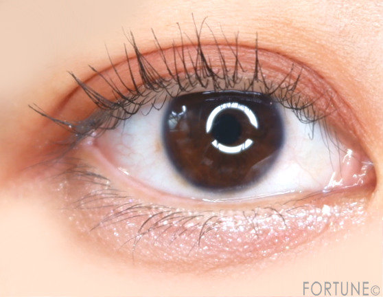 画像：涙袋メイク　エチュードハウス　ティアーアイライナー #1WH901　オピュ　アイグリッター 04