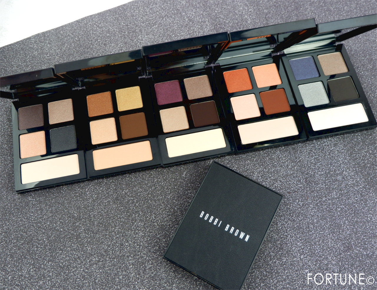 画像：ボビイ ブラウン 新作「エッセンシャル マルチカラー アイシャドウ パレット」