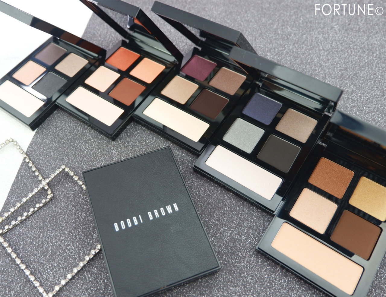 画像：ボビイ ブラウン 新作「エッセンシャル マルチカラー アイシャドウ パレット」