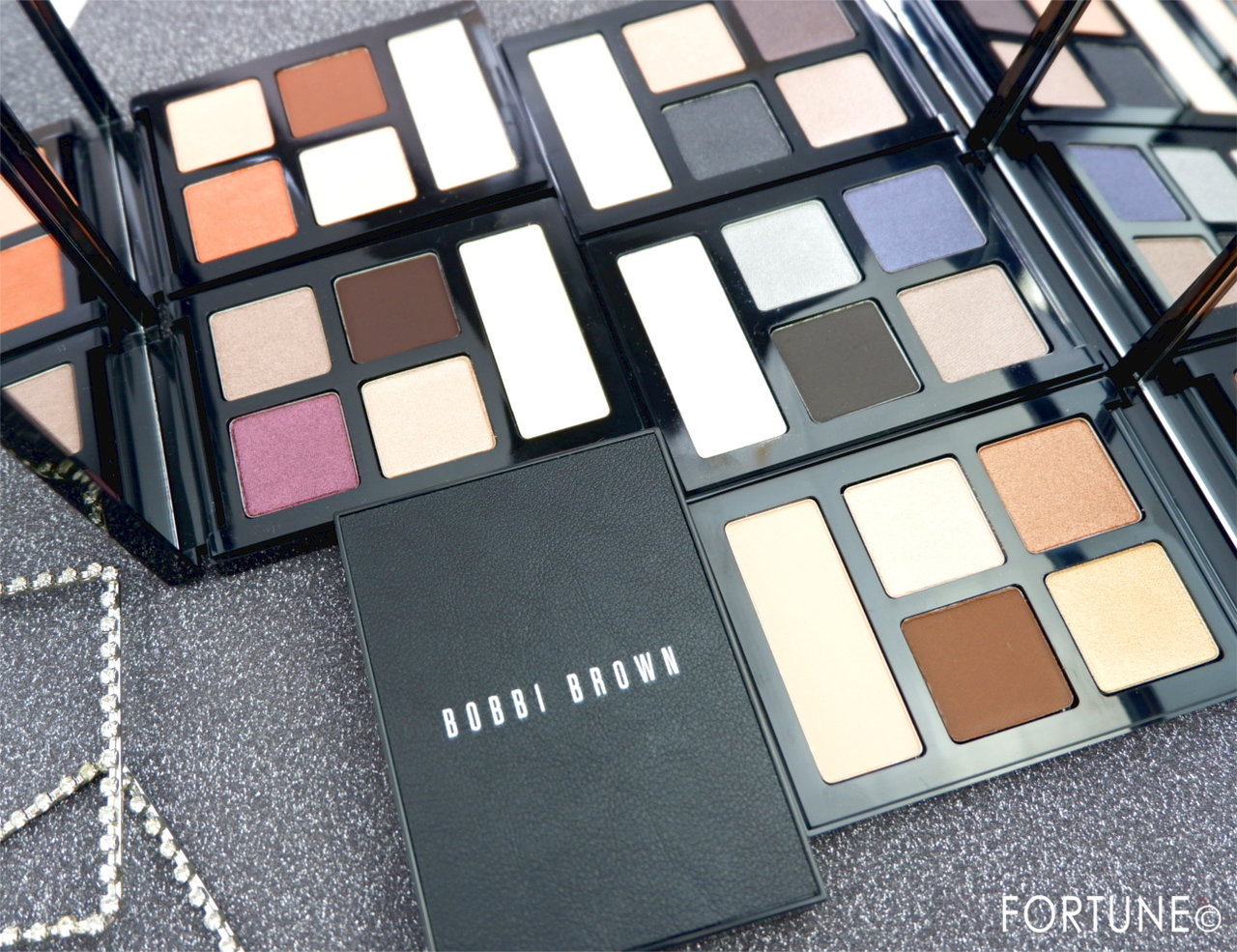 画像：ボビイ ブラウン 新作「エッセンシャル マルチカラー アイシャドウ パレット」
