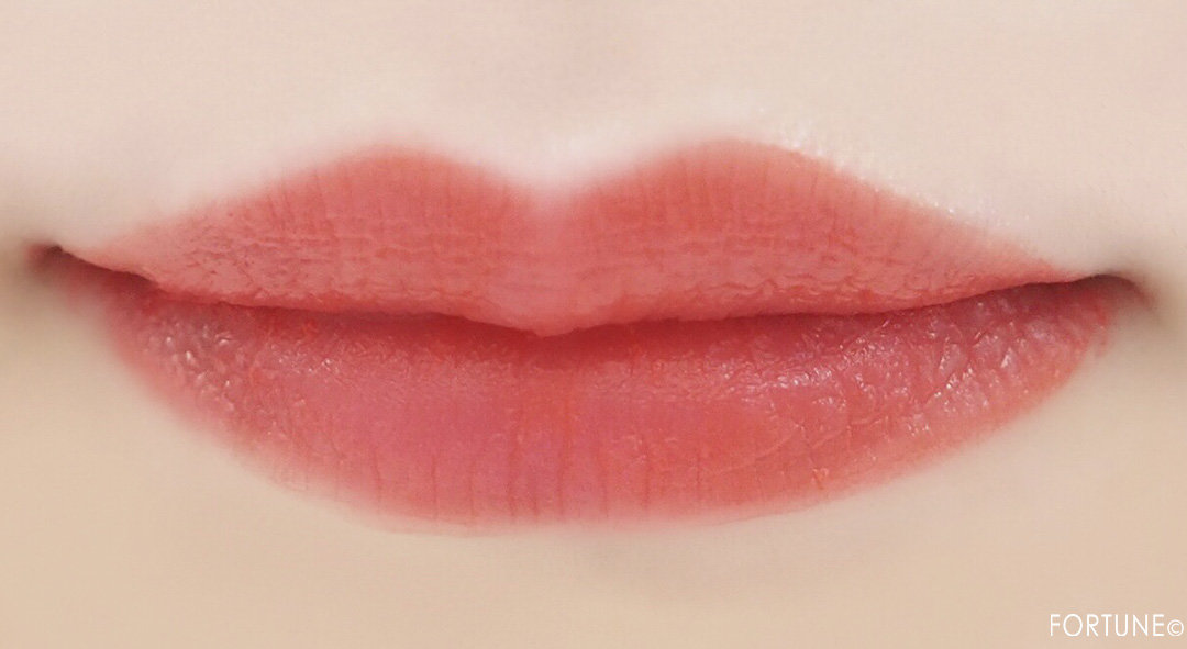 画像：レブロン「キス クラウド ブロッテッド リップ カラー」 018