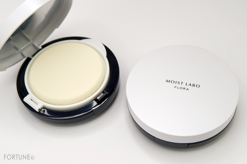 画像：《モイストラボ フローラ（MOIST LABO FLORA）》「スキンコントロール メッシュファンデーション」