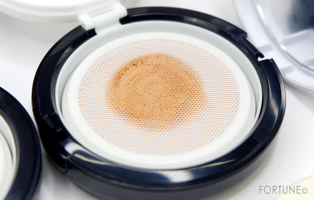 画像：《モイストラボ フローラ（MOIST LABO FLORA）》「スキンコントロール メッシュファンデーション」