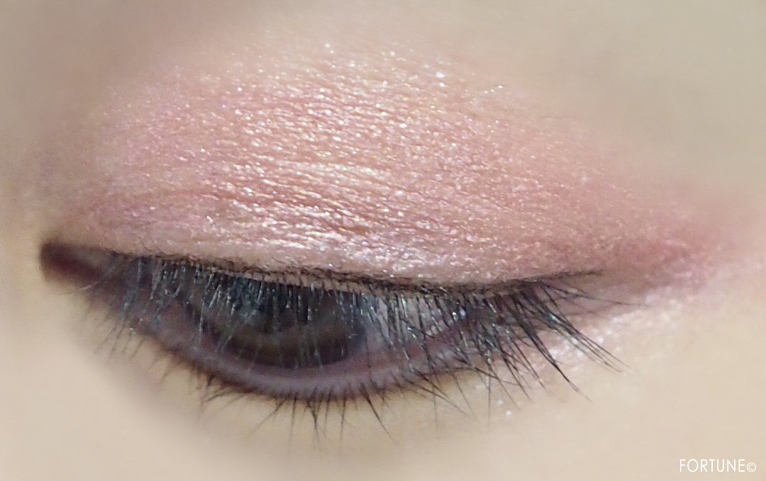 画像：《100均コスメ》ダイソー「シャイニーアイシャドウ」ピンク使用感