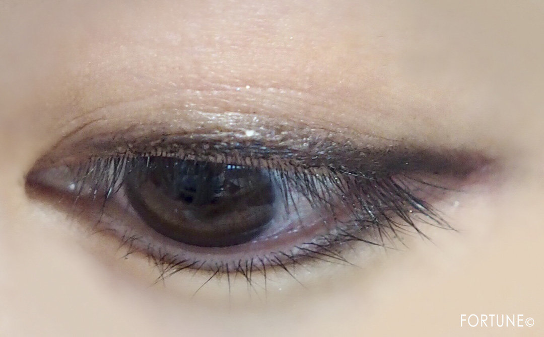 画像：《100均コスメ》ダイソー「シャイニーアイシャドウ」ブラック使用感