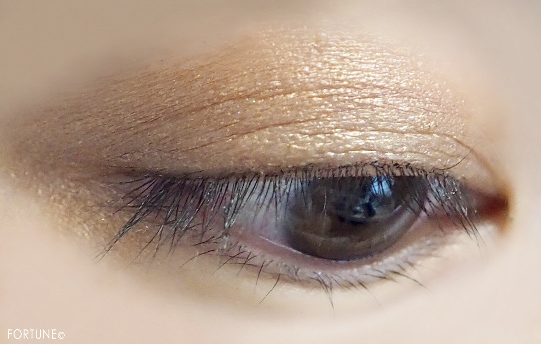 画像：《100均コスメ》ダイソー「シャイニーアイシャドウ」ゴールド使用感