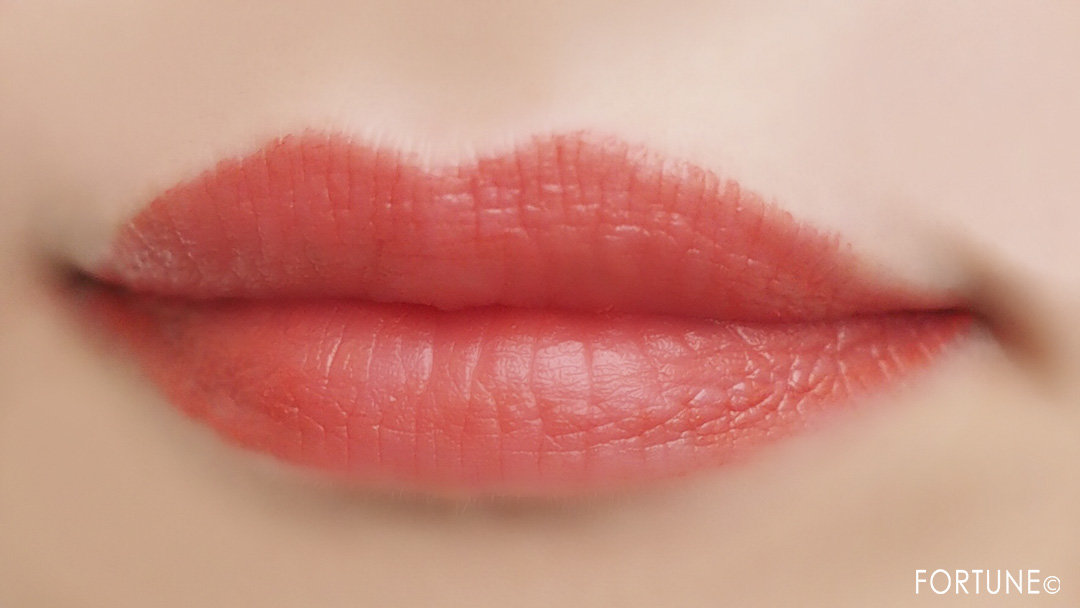 画像：《100均コスメ》キャンドゥ クレヨンタッチミー「ベルベットリキッドルージュ」ポピーレッド