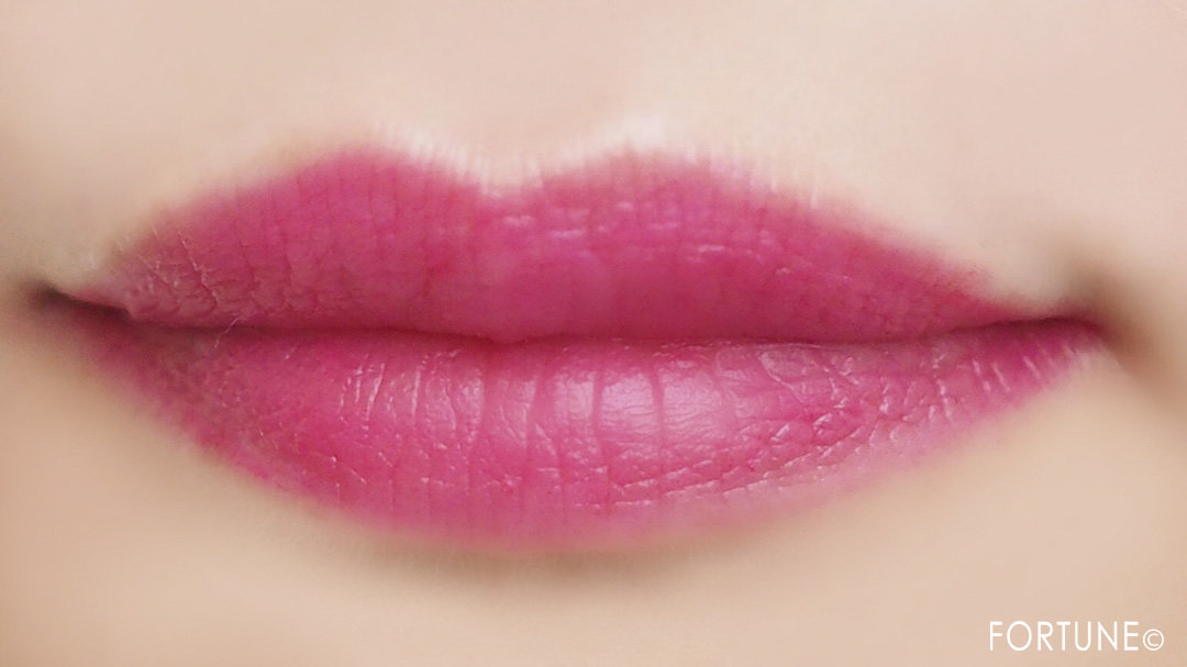 画像：《100均コスメ》キャンドゥ クレヨンタッチミー「ベルベットリキッドルージュ」オペラレッド