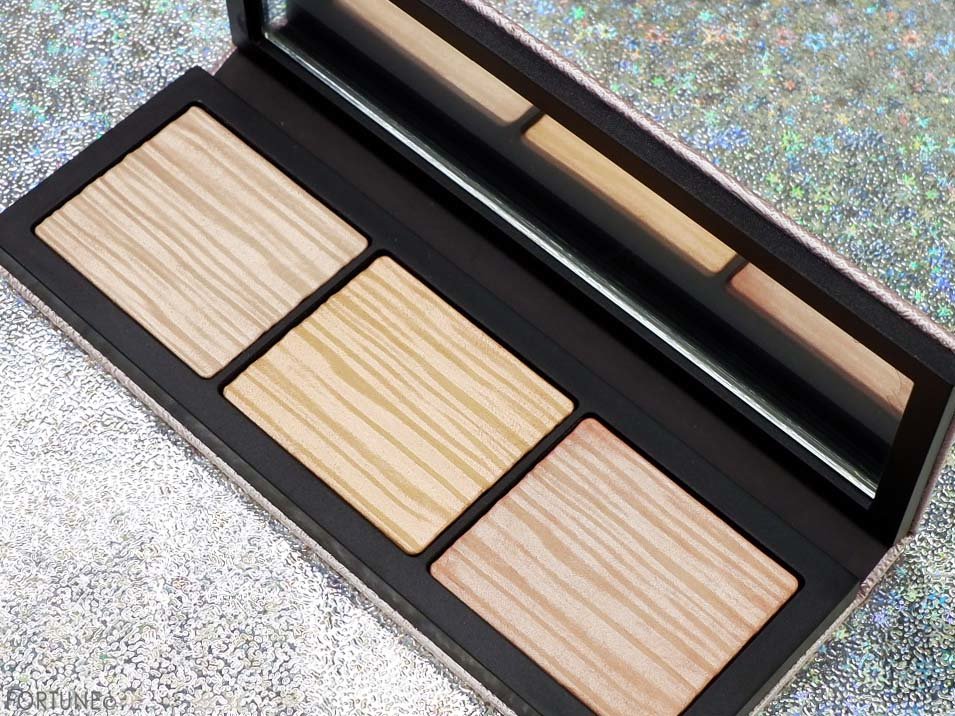 画像：M·A·C「エクストラ ディメンション スキンフィニッシュ トリオ」ギャラクシー グロー