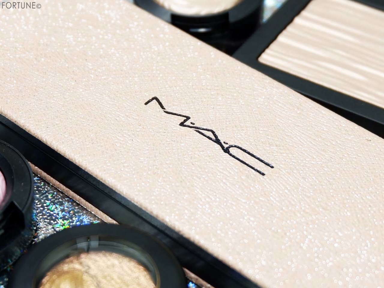 画像：M·A·C「エクストラ ディメンション スキンフィニッシュ トリオ」