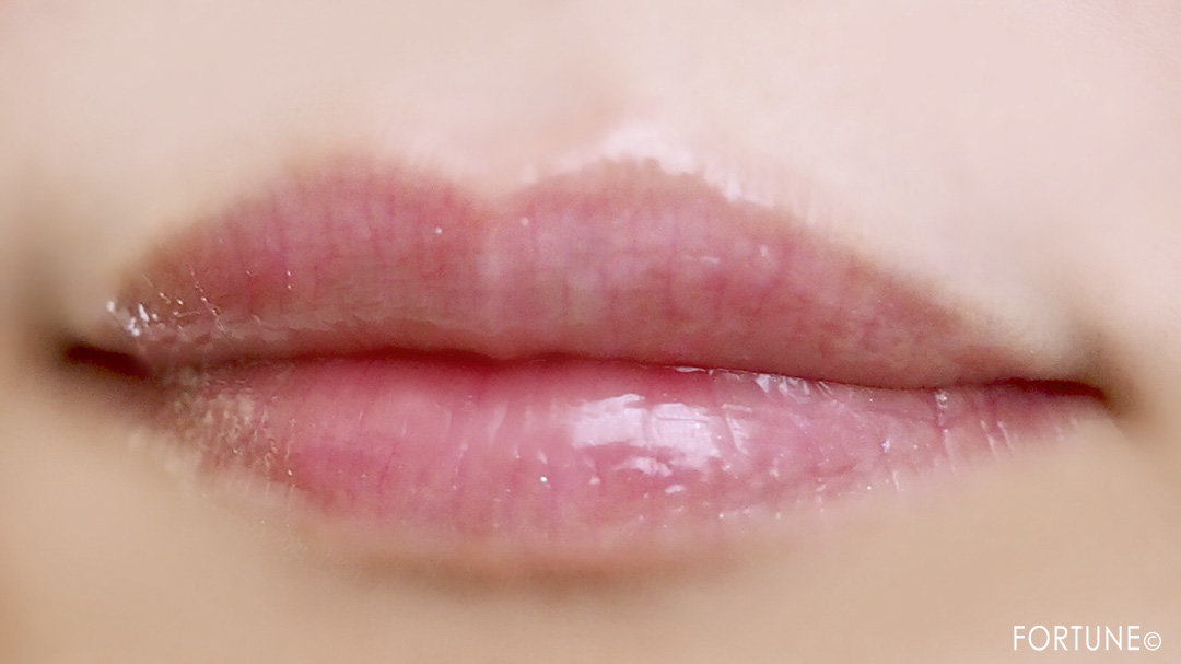 画像：《100均コスメ》キャンドゥ クレヨンタッチミー「リップグロス」シャイニーブルー