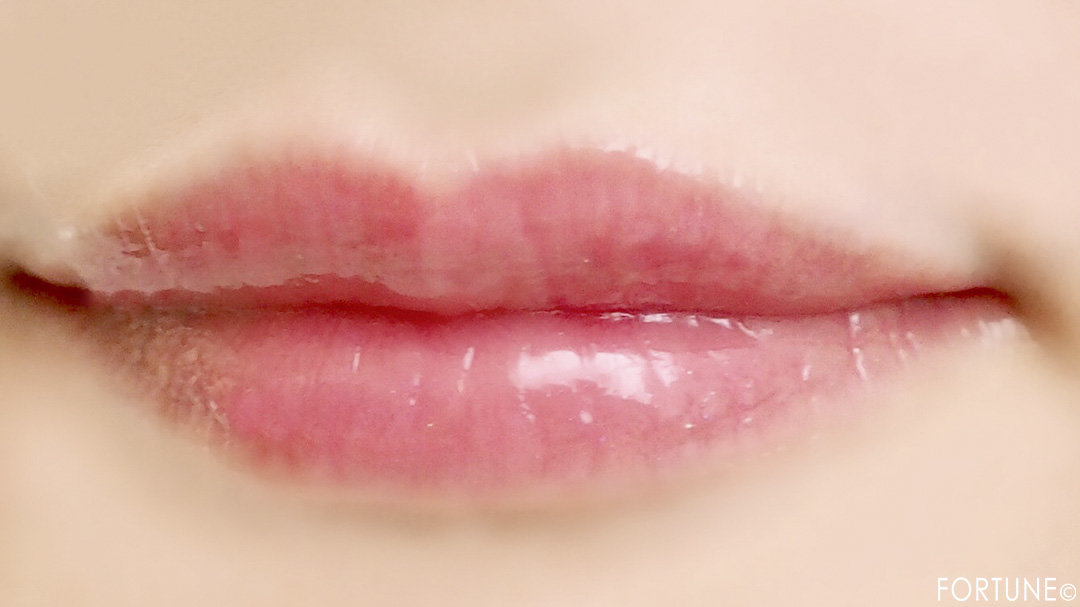 画像：《100均コスメ》キャンドゥ クレヨンタッチミー「リップグロス」コーラルピンク