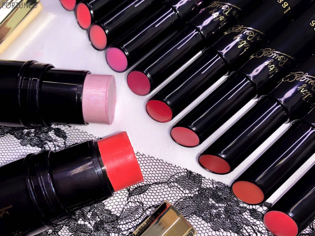 コスメカレンダー：キス「マルチチークスX」「ルミナイザーX」