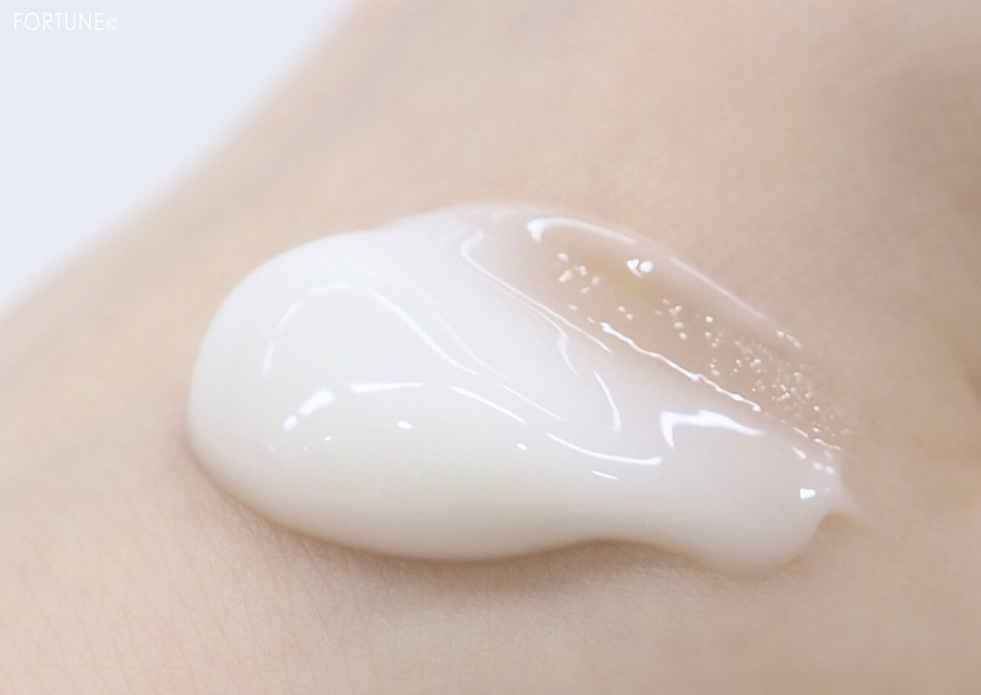 画像：SENSAI「センサイ AS クリーム」質感