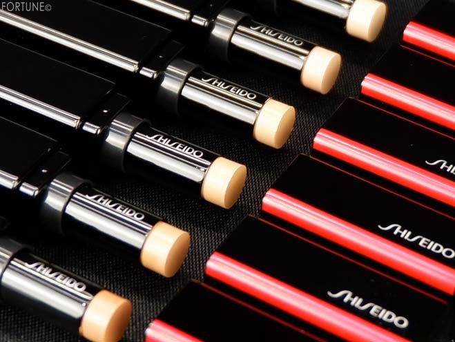 画像：SHISEIDO 新ベースメイク「シンクロスキン コレクティング ジェルスティック コンシーラー」