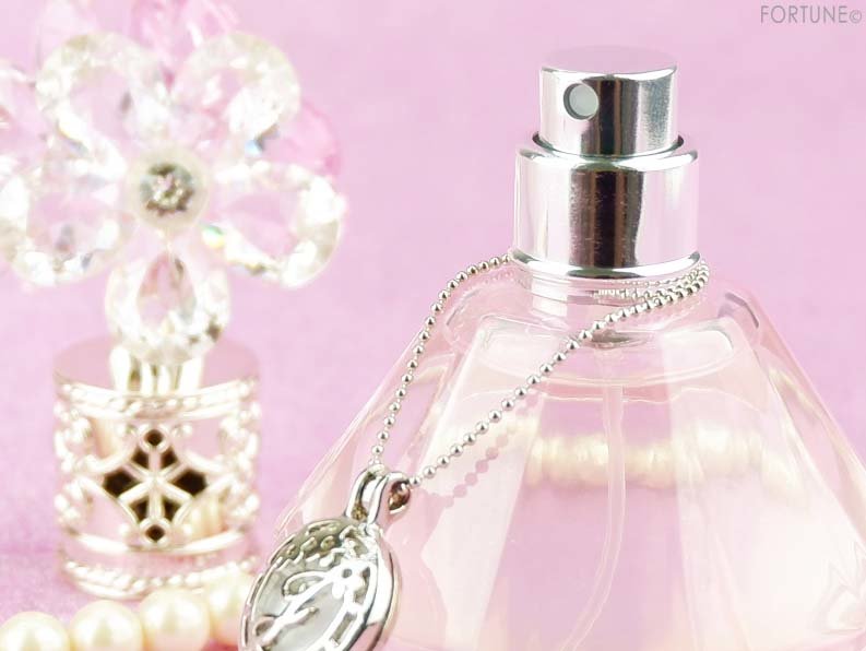 画像：ジルスチュアート「クリスタルブルーム ビーラブドチャーム オードパルファン」